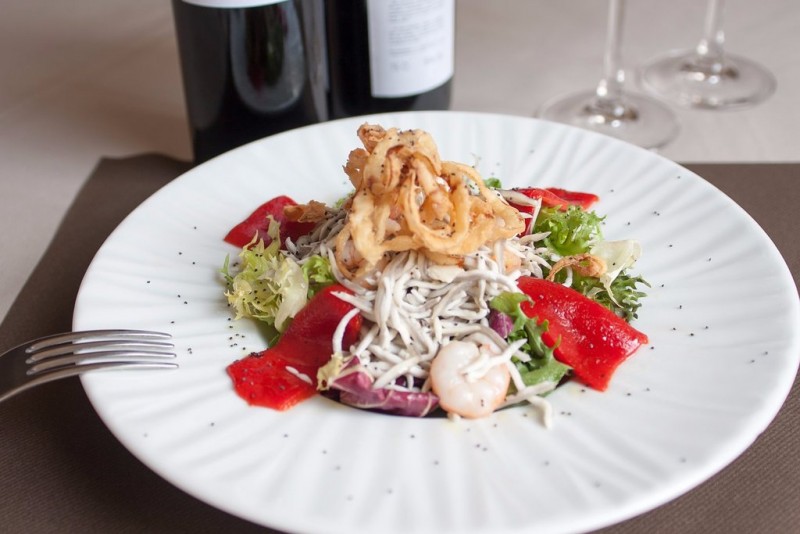 Ensalada templada de gulas y gambas