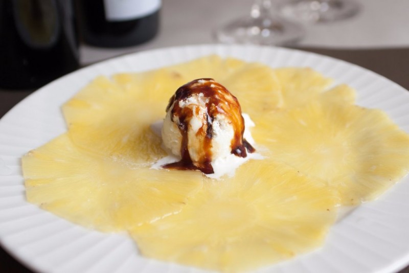 Carpaccio de Piña con Helado de Coco